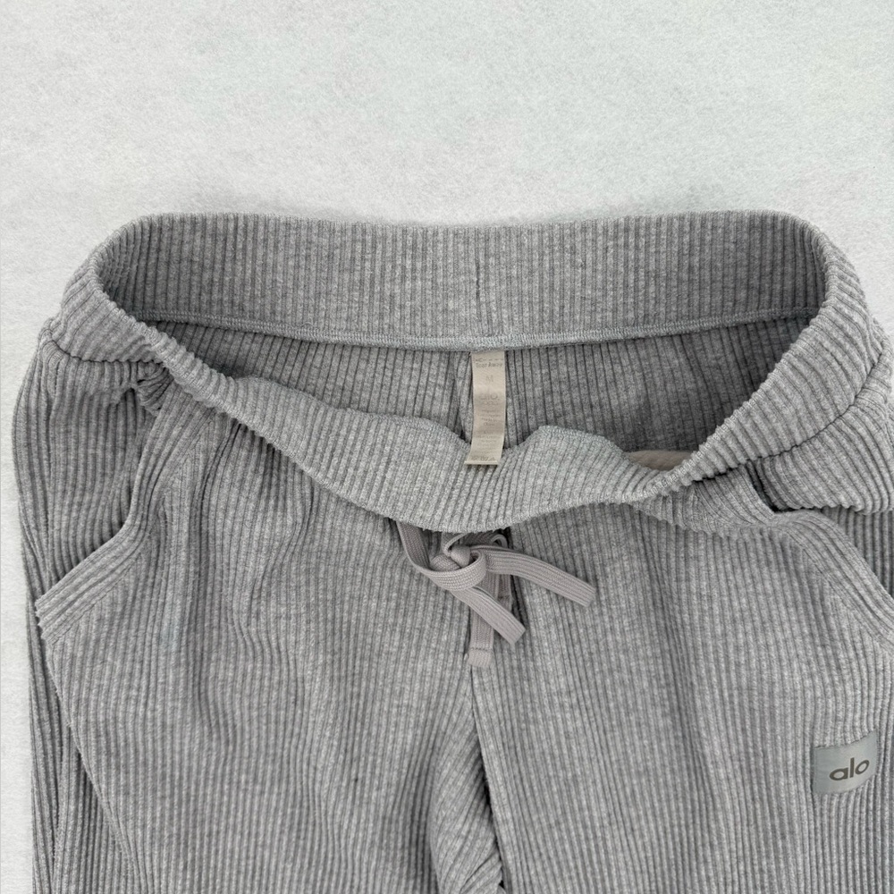 Alo Yoga Muse Sweatpant Athletic‎ Heather Grey Size Medium - Picture 9 of 12